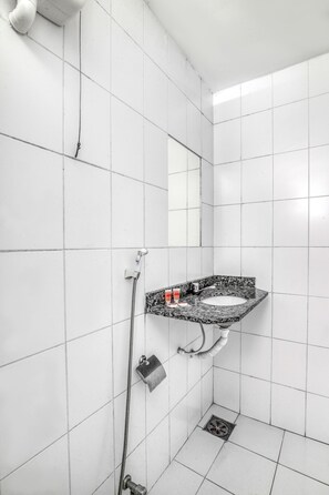 Habitación doble | Baño | Regadera y toallas 