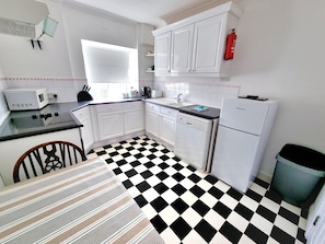 Apartment, Private Bathroom (4) | Shared kitchen - Beachcomber Holiday Apartments (Swanage)
