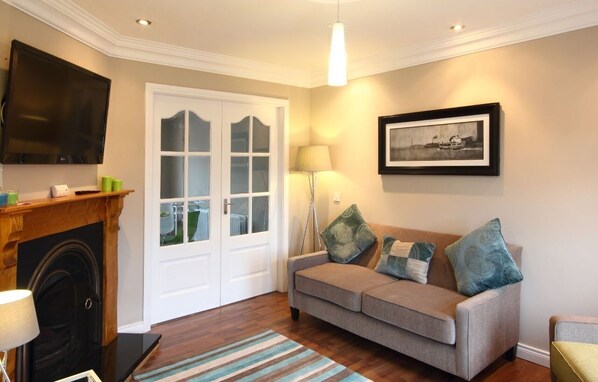 Room, Private Bathroom (3 Storey House - 3 Rooms) | Lounge - Luxurious KC House (Dungannon)