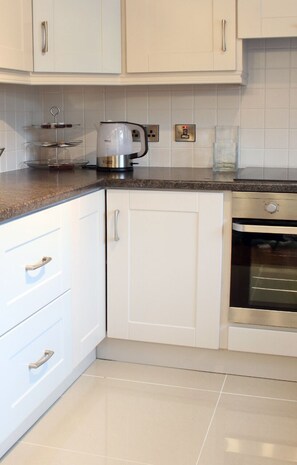 Room, Private Bathroom (3 Storey House - 3 Rooms) | Private kitchen - Luxurious KC House (Dungannon)