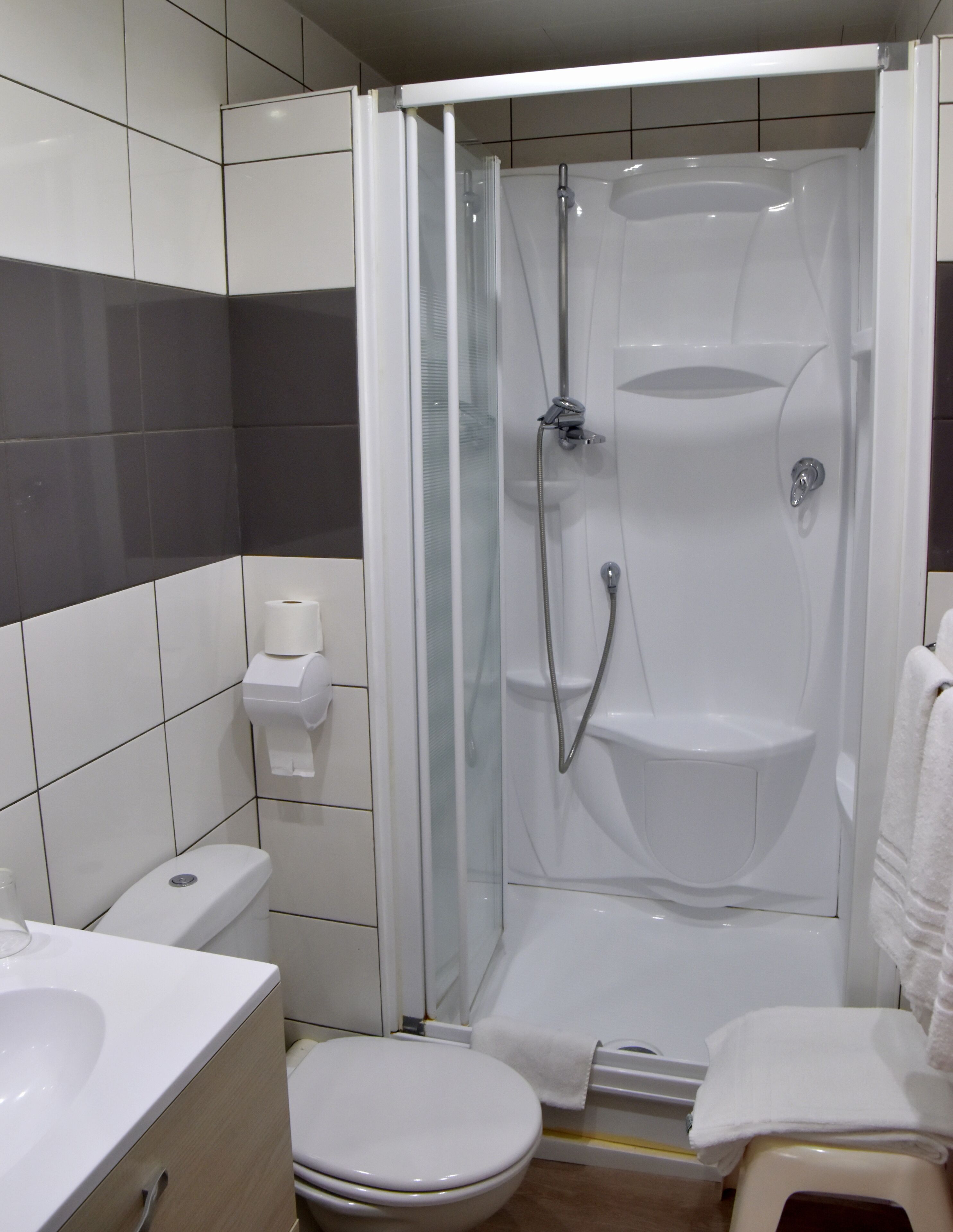 double room | bathroom | shower, free toiletries, hair dryer, towels