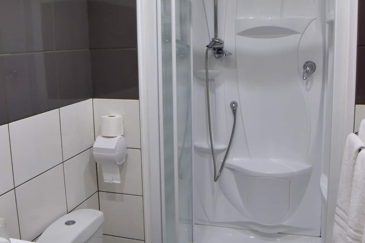 double room | bathroom | shower, free toiletries, hair dryer, towels
