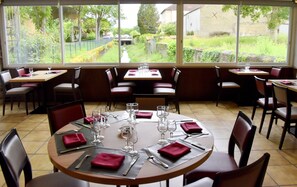 Déjeuner et dîner servis sur place, spécialités Cuisine française