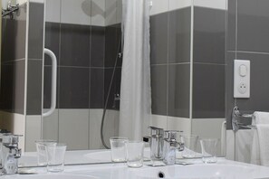 Shower, free toiletries, hair dryer, towels - Hotel des Lauriers Roses (Bourbonne-les-Bains)