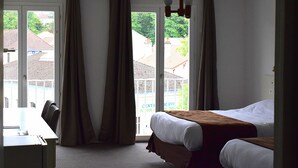 Quadruple Room | Peti besi dalam bilik, meja, langsir/tirai gelap terus, kalis bunyi 