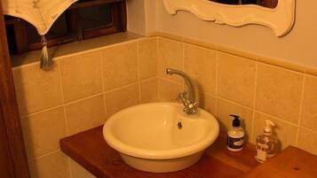 Family Cottage, 2 Bedrooms (Sweetie Pie) | Bathroom | Towels