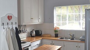 Family Cottage, 3 Bedrooms (Ambleside) | Private kitchen | Fridge, microwave, oven, stovetop - Ambleside Clarens Self Catering Cottages (Clarens)