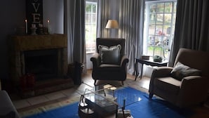 Flat-screen TV, fireplace - Ambleside Clarens Self Catering Cottages (Clarens)