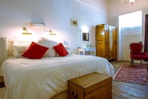 Minibar, free WiFi, bed sheets - The Barracks (Umsobomvu)