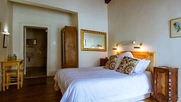 Minibar, free WiFi, bed sheets