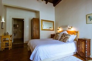 Minibar, free WiFi, bed sheets - The Barracks (Umsobomvu)