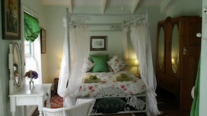Honeymoon Suite | Free WiFi - Outeniqua Moon Percheron Stud (Ruiterbos)