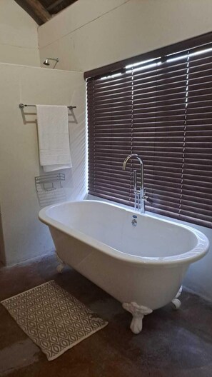 Kamar Twin Standar | Kamar mandi | Handuk