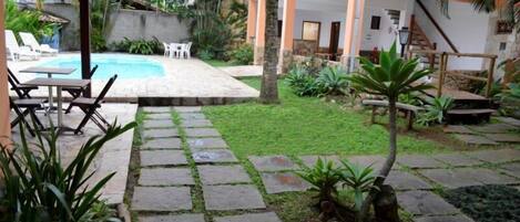 Alberca al aire libre y camastros