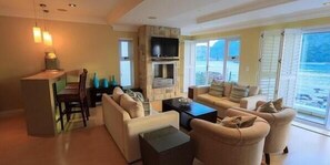 Flat-screen TV, fireplace, DVD player