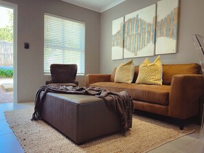 Quarto casal superior, 1 cama King, banheira de imersão | Área de estar | TV LCD 43 polegadas com canais digitais, TV, Netflix