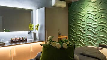 Couples treatment rooms, sauna, steam room, body treatments