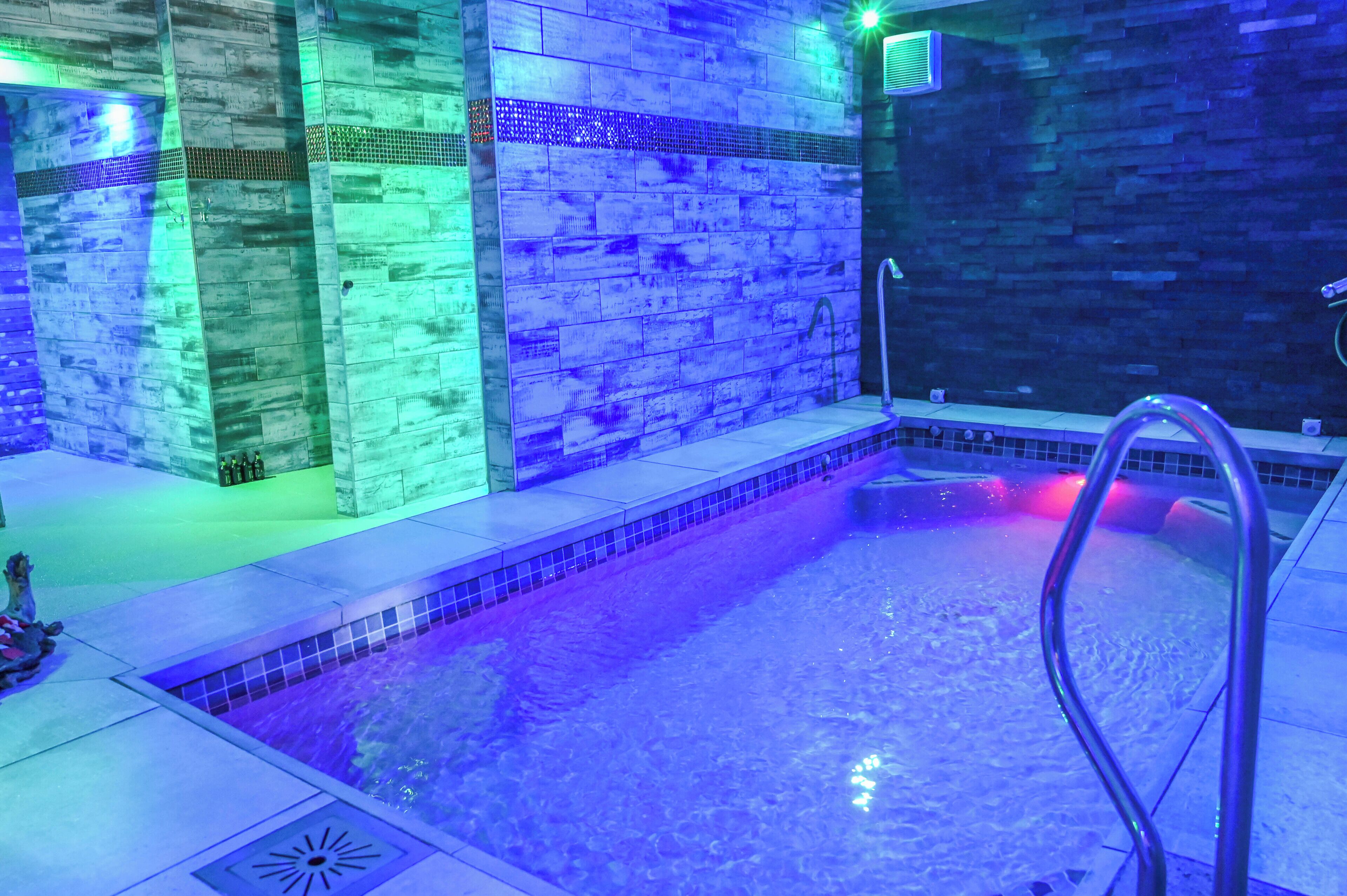 雙人療程室、三溫暖烤箱、蒸氣室、美體療程、芳療、熱石按摩