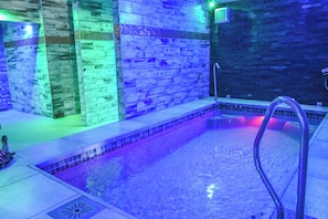 Couples treatment rooms, sauna, steam room, body treatments