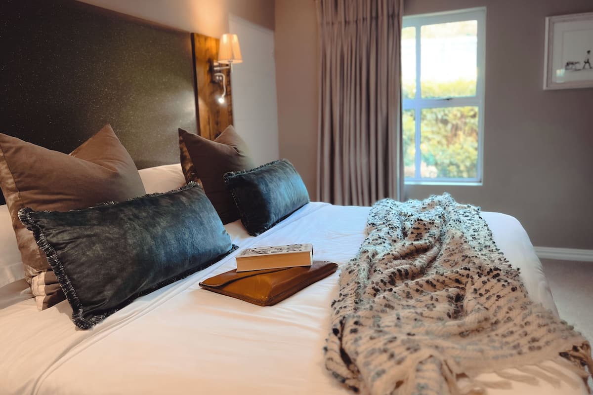 Habitación doble Deluxe, 1 cama King size, patio, vista al jardín | Ropa de cama de alta calidad y minibar