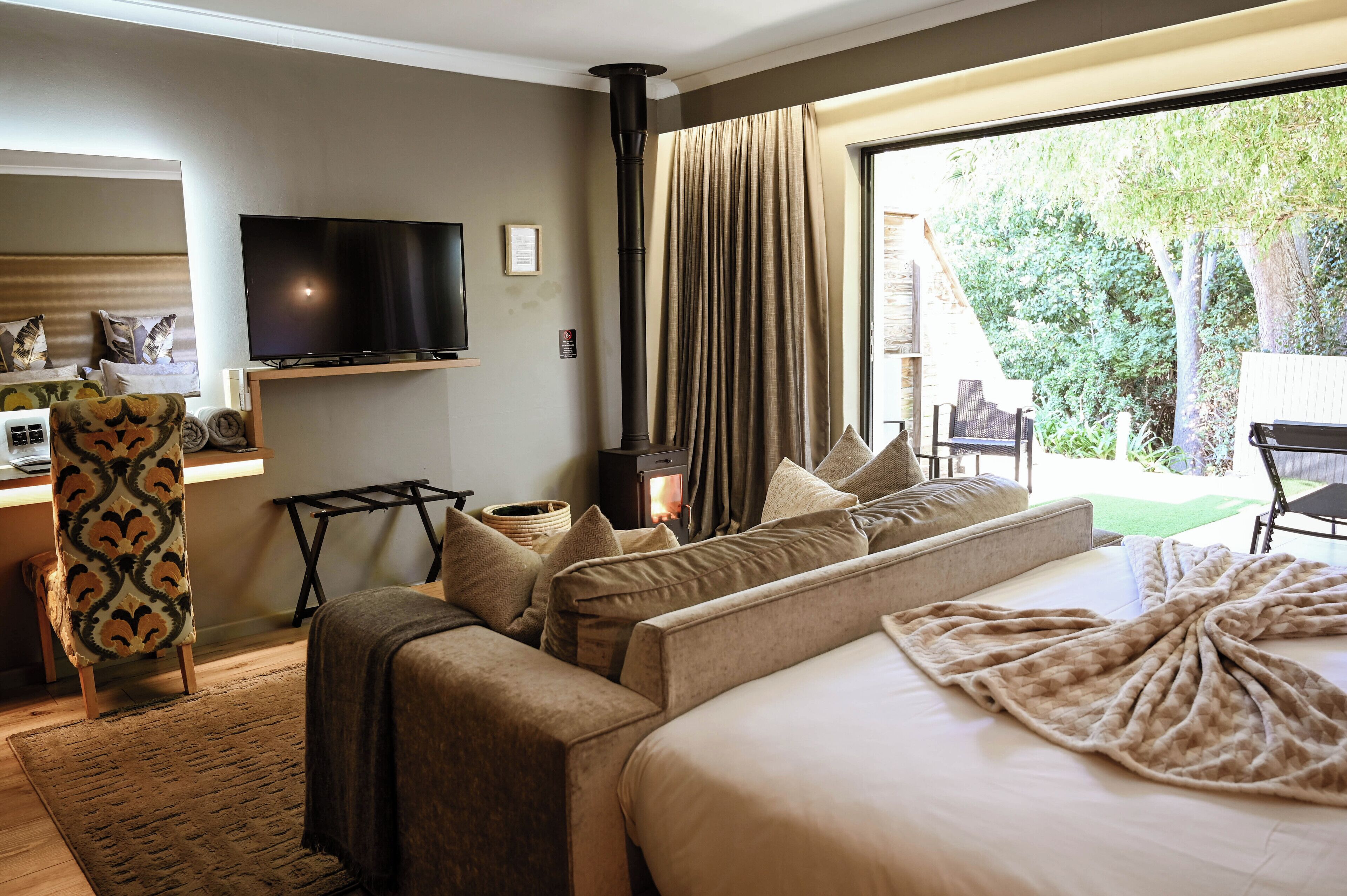 高级套房, 1 张特大床, 花园景观 | 高档床上用品、迷你吧、客房内保险箱、特色装修