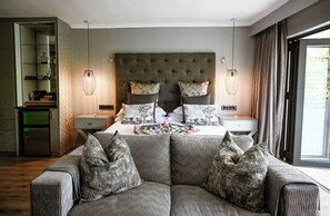 Suíte luxo, 1 cama King, vista para o pátio, no jardim | Roupas de cama premium, frigobar, cofres nos quartos