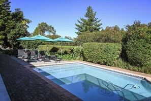 Piscina externa, guarda-sóis, espreguiçadeiras