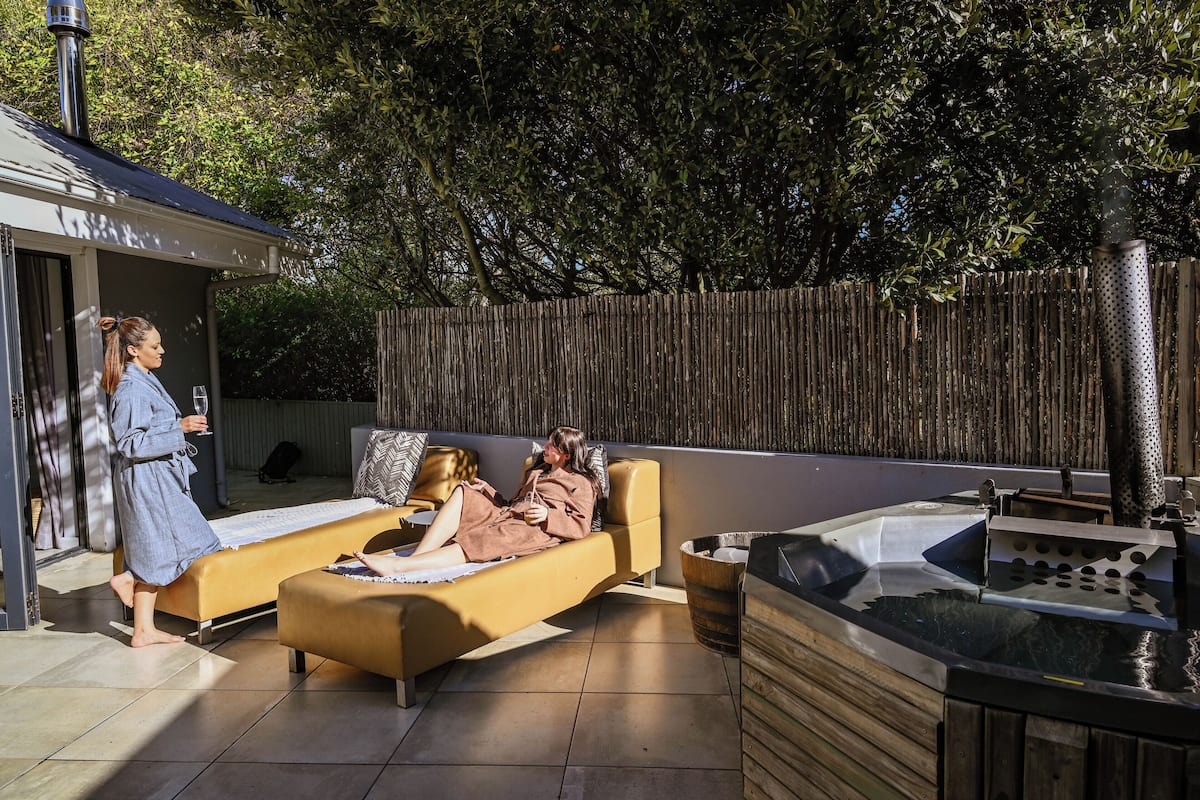Suite Deluxe, 1 cama King size, vista al patio, en el área del jardín | Ropa de cama de alta calidad y minibar