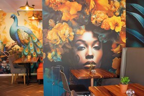 Se sirven desayunos, almuerzos y cenas; junto a la piscina