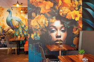 供应早餐、午餐和晚餐，泳池景观