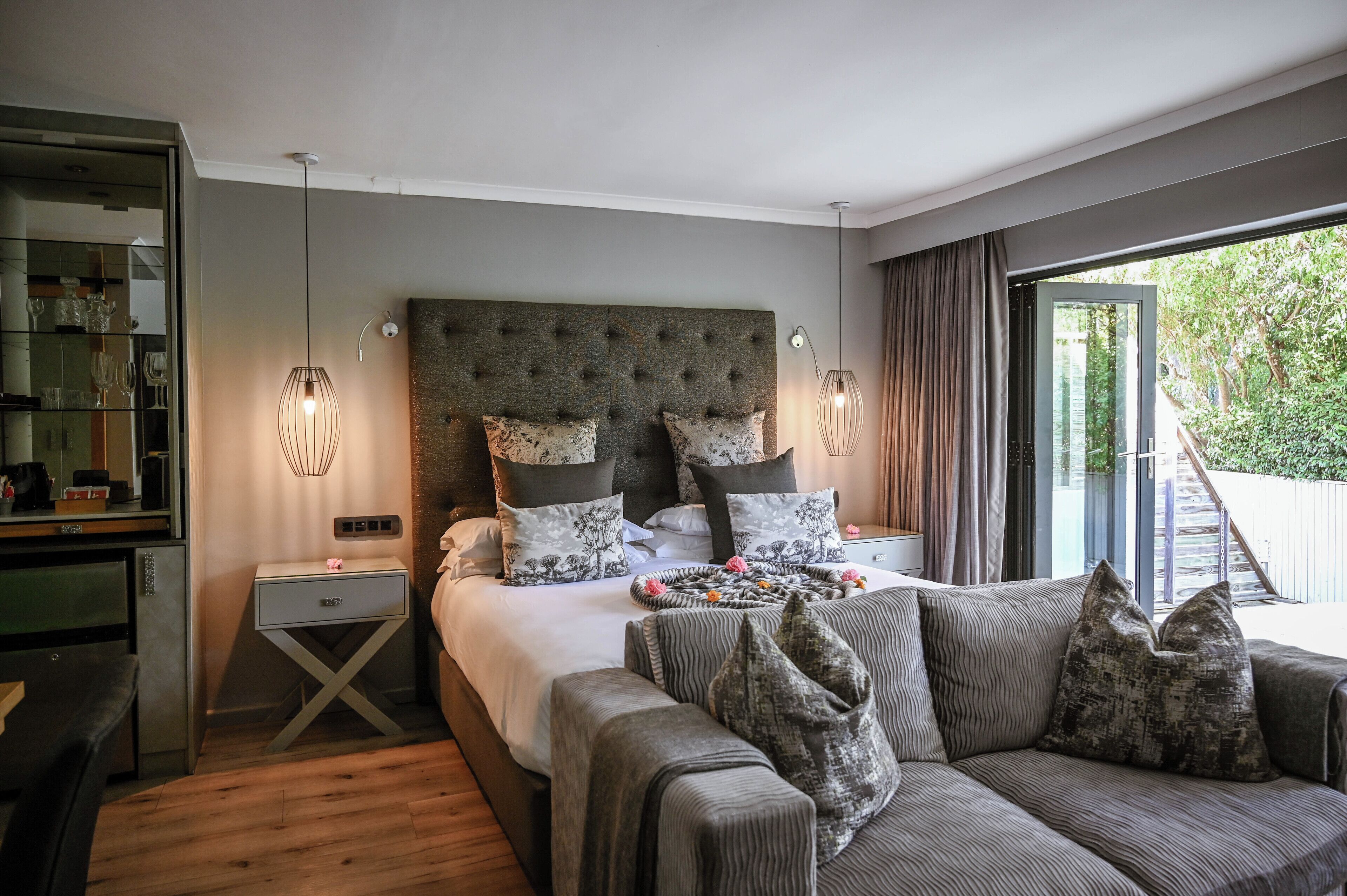 deluxe suite, 1 king bed, courtyard view, garden area | 1 bedroom, premium bedding, minibar, in-room safe