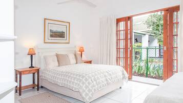 Brankas, setrika/meja setrika, dan tempat tidur bayi (biaya tambahan)