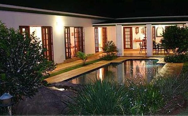 A modern house with a swimming pool, large windows, and a well-maintained garden. - Rivendell Bed and Breakfast (Hillcrest)