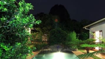 Hồ bơi ngoài trời