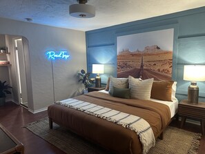 Deluxe Single Room | Laptop workspace, free WiFi, bed sheets