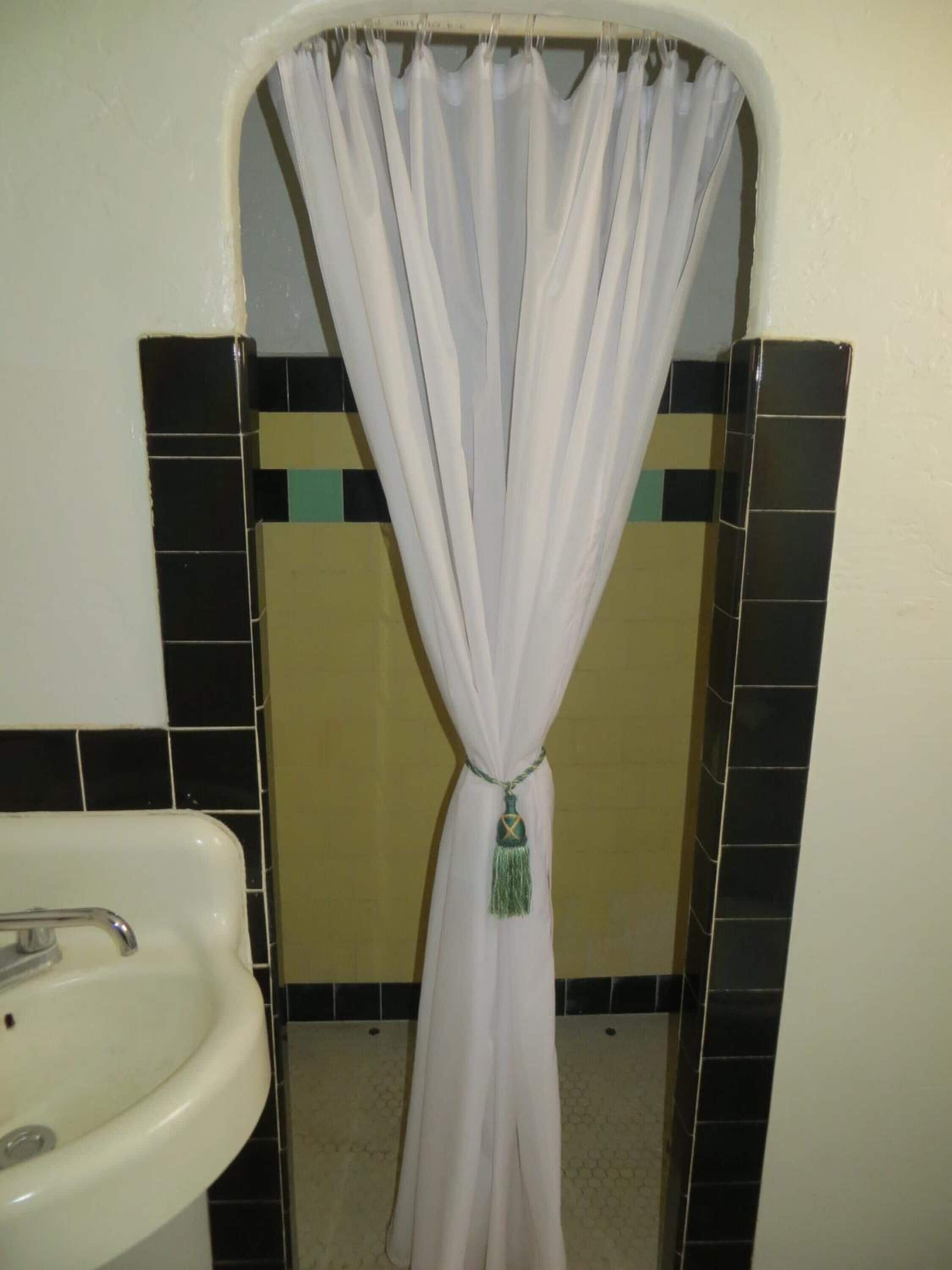 Een bad/douchecombinatie, een regendouche, gratis toiletartikelen