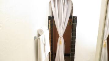 Combinazione doccia/vasca, soffione a pioggia, set di cortesia gratuito