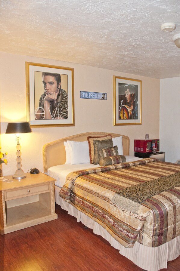 Design Room, 1 King Bed | Laptop workspace, free WiFi, bed sheets