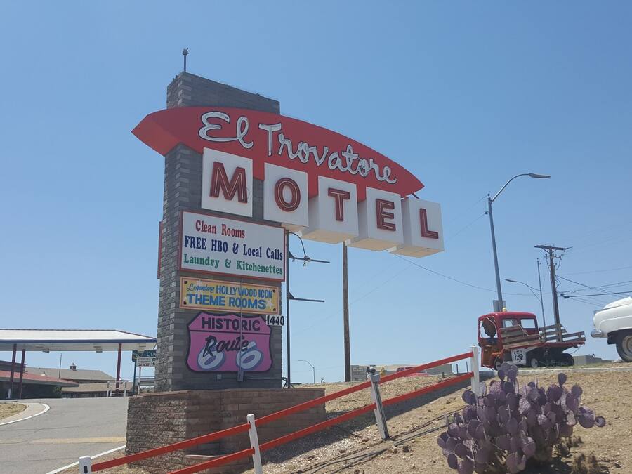 Motel-Schild mit Annehmlichkeiten wie saubere Zimmer, kostenloses HBO, lokale Anrufe, Wäscheservice und Küchenzeilen.