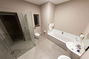 Apartemen Standar, 2 kamar tidur | Kamar mandi | Jubah mandi dan handuk