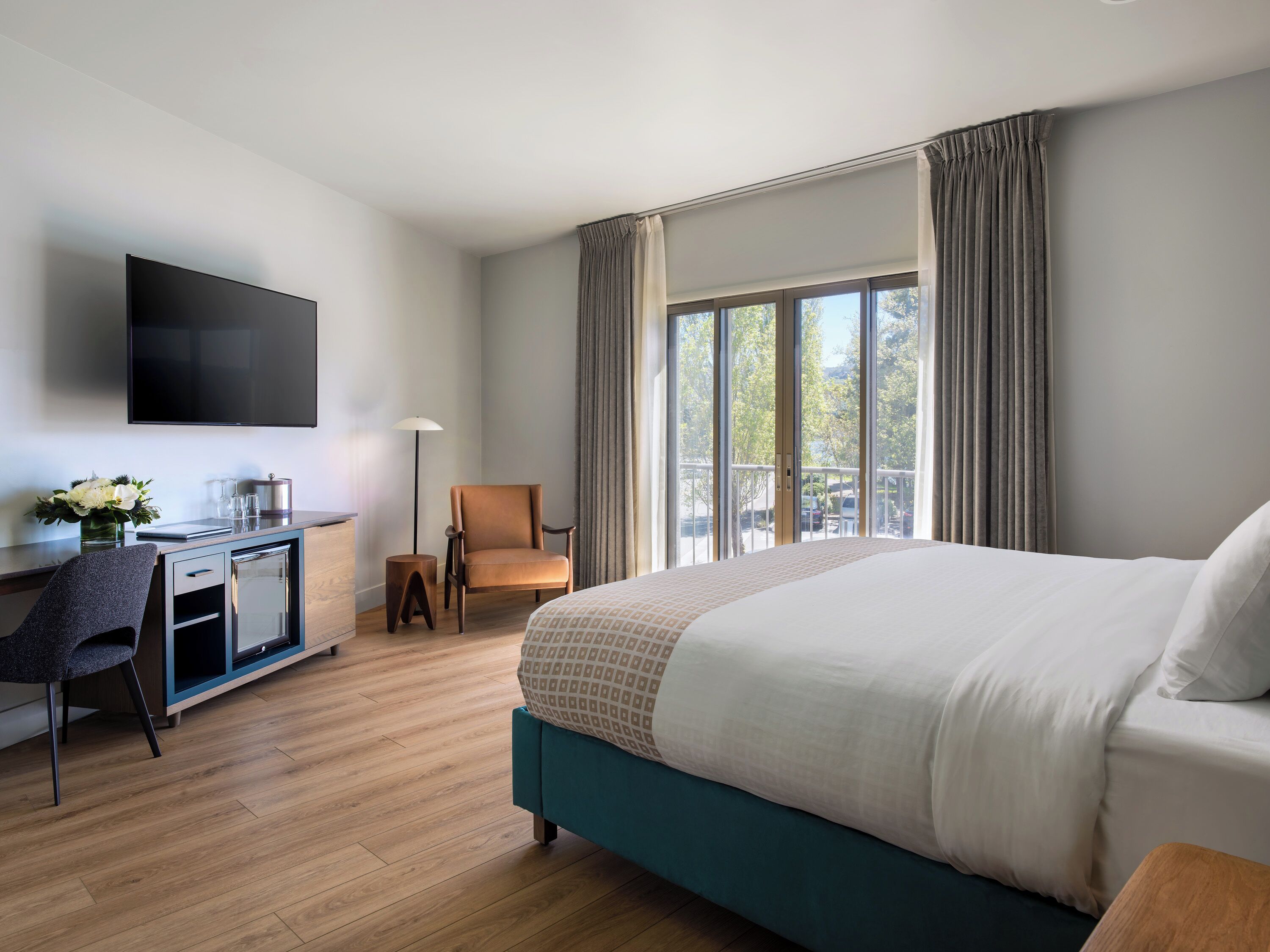 deluxe room, 1 queen bed | in-room safe, desk, free wifi, bed sheets