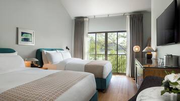 Quarto luxo, 2 camas Queen | Cofres nos quartos, escrivaninha, Wi-Fi de cortesia, roupa de cama