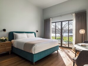 Junior Suite, 1 King Bed with Sofa bed (Chaise Bed) | In-room safe, desk, free WiFi, bed sheets