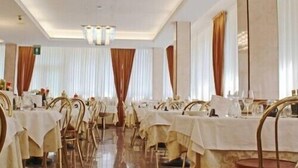 Lunch and dinner served  - De Paris (Ravenna)