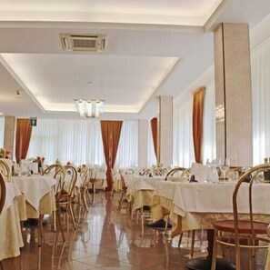 Lunch and dinner served, local cuisine - De Paris (Ravenna)