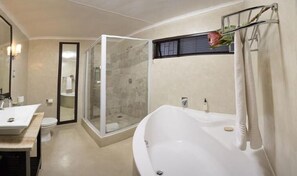 Ensemble douche/baignoire, articles de toilette gratuits, sèche-cheveux