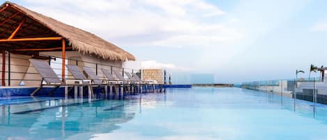 Una piscina al aire libre, tumbonas