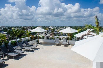 Outdoor pool, sun loungers at Hotel52