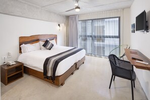 Caja de seguridad en la habitación y tabla de planchar con plancha 