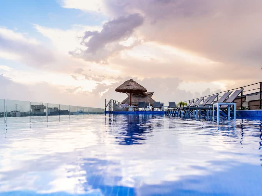 Piscina externa, espreguiçadeiras